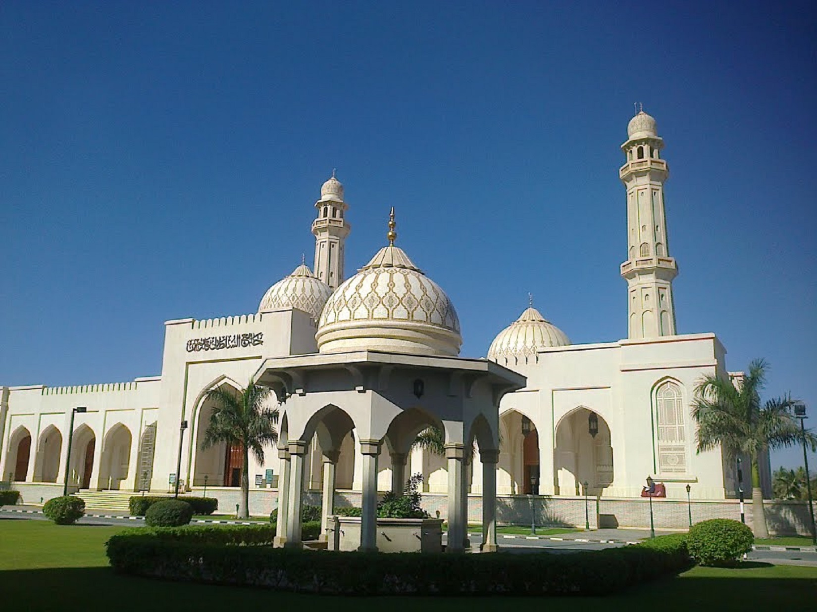 <span>09:20 AM </span>First Stop at Sultan Qaboos Mosque