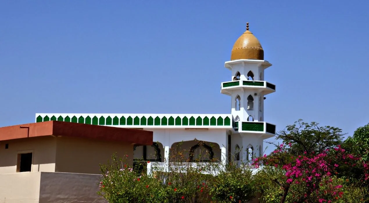 <span>09:45 AM </span>A Stop at prophet Job's Tomb