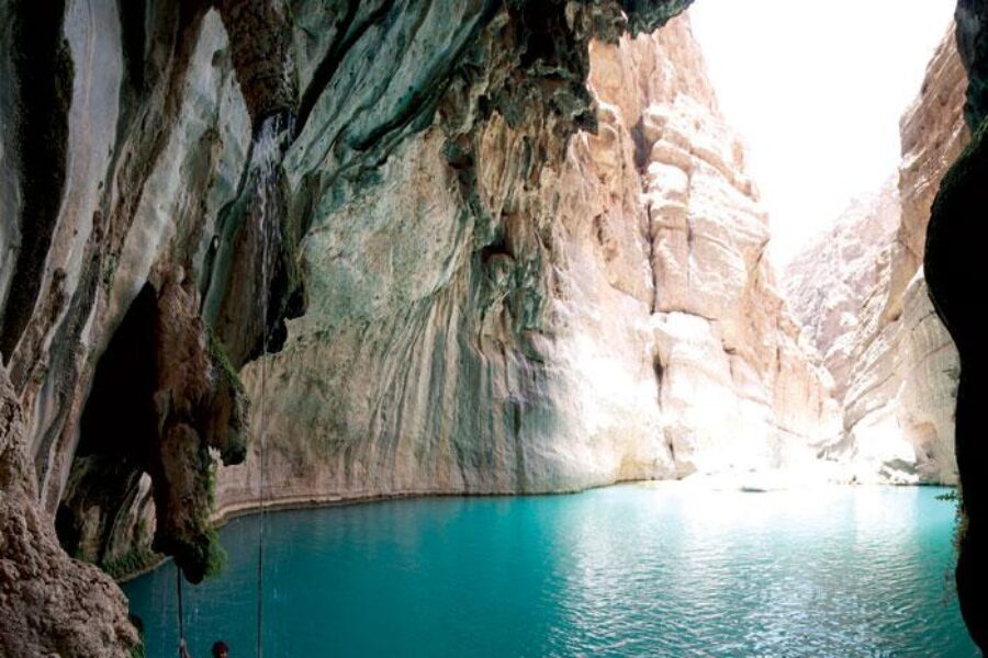 From Muscat: Full-Day Guided Tour to Sur, Wadi Tiwi, and Bimmah Sinkhole with Lunch Included