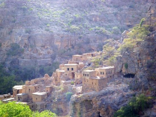 <span>10:30 AM</span> Stop by Wadi Bani Habib Village